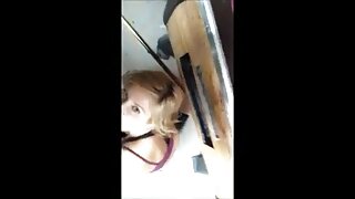 Petite سنہرے بالوں والی girlie باربی سفید مقعد کرتا ہے اور اس کے سکی ترکی مف کھایا